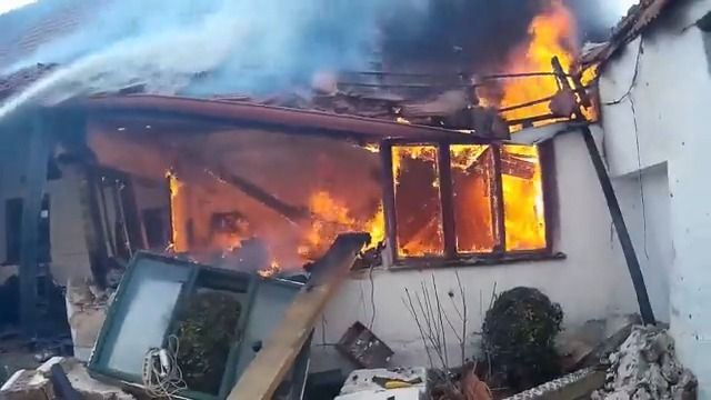 Výbuch propanbutanové lahve rozmetal dílnu na jihu Čech. Hasiči zveřejnili video ze zásahu